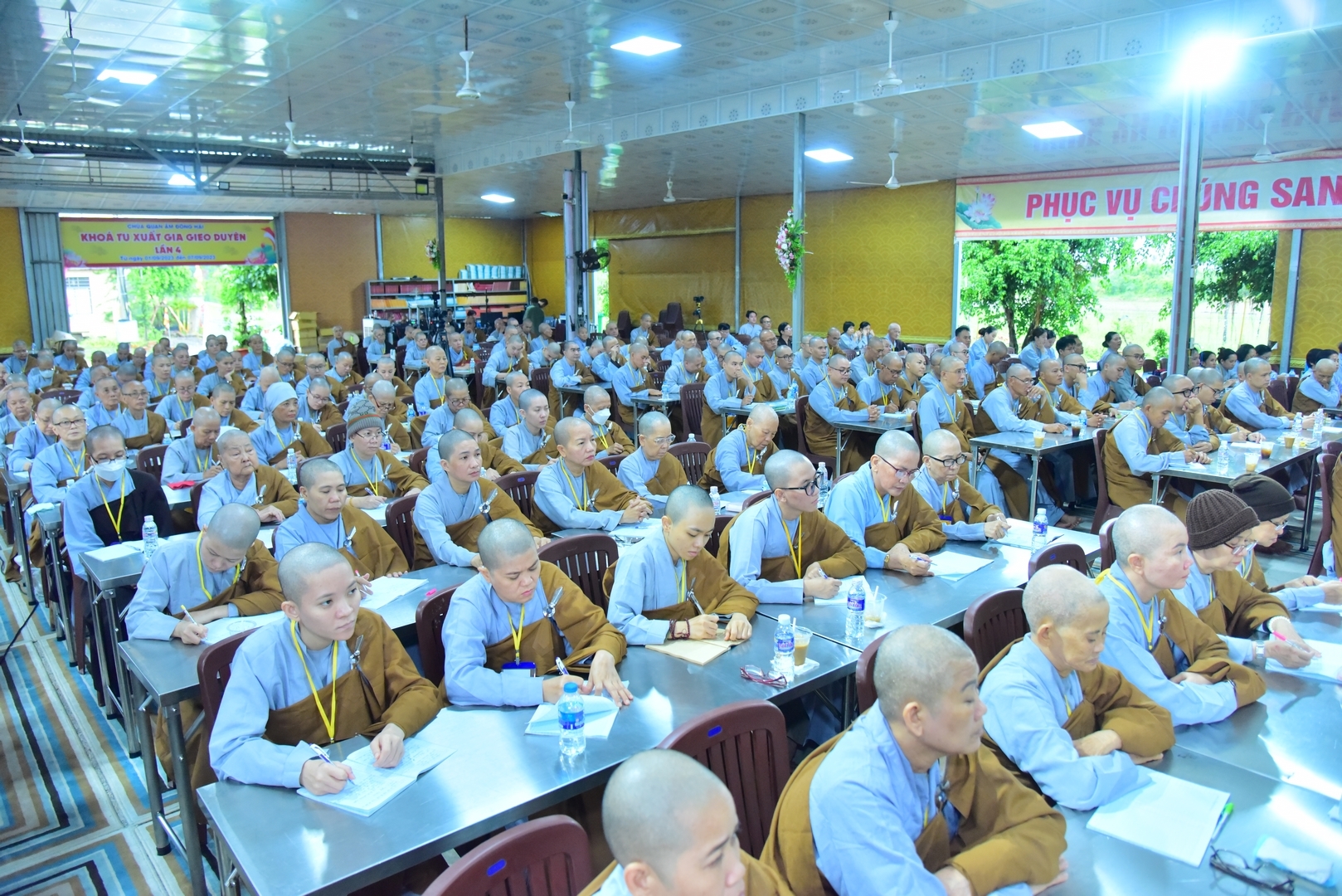 Không khí nghiêm túc trong một buổi hộc Phật pháp tại khóa tu tại chùa Quan Âm Đông Hải. Hàng trăm tăng ni ngồi tập trung học tập, mỗi người có vở ghi chép cẩn thận nội dung bài học