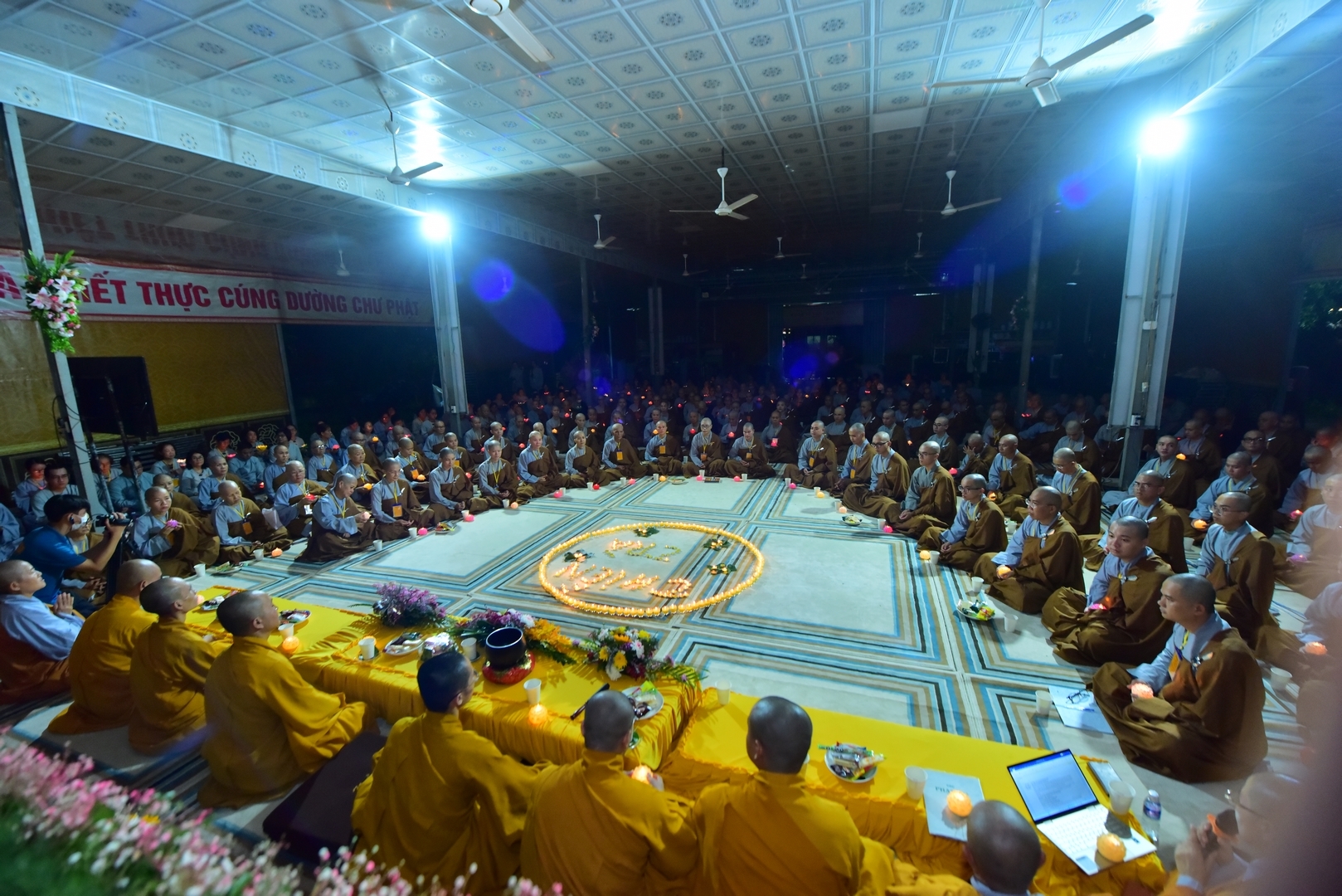 Buổi chia sẻ tâm tư, cảm xúc sau những ngày tu tập, không gian ấm áp với ánh sáng của những ngọn nến, tạo nên bầu không khí tôn nghiêm, linh thiêng