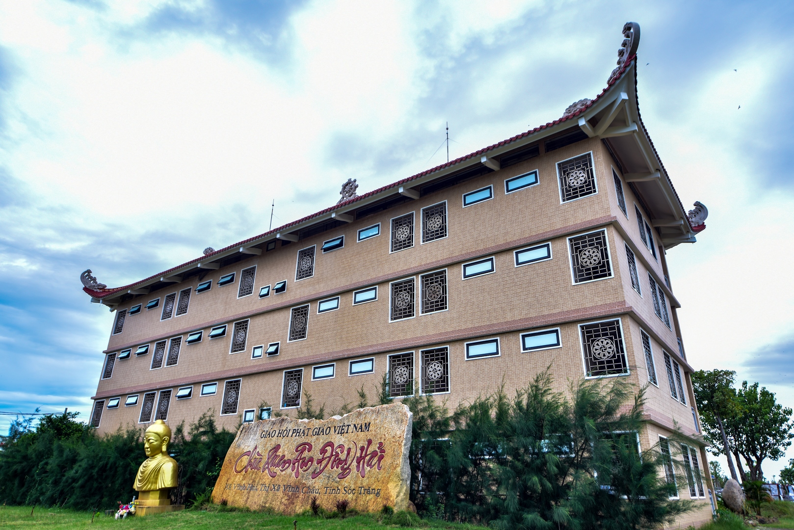 Chùa Quan Âm Đông Hải, với tòa tăng xá 5 tầng và mái ngói đỏ đặc trưng, là điểm đến tôn vinh trí tuệ và sự thanh tịnh. Tượng Phật vàng uy nghiêm và bảng tên chùa khắc rõ trên tảng đá, thể hiện sự trang nghiêm, là nơi tu học và tiếp nhận trí tuệ của tăng ni.