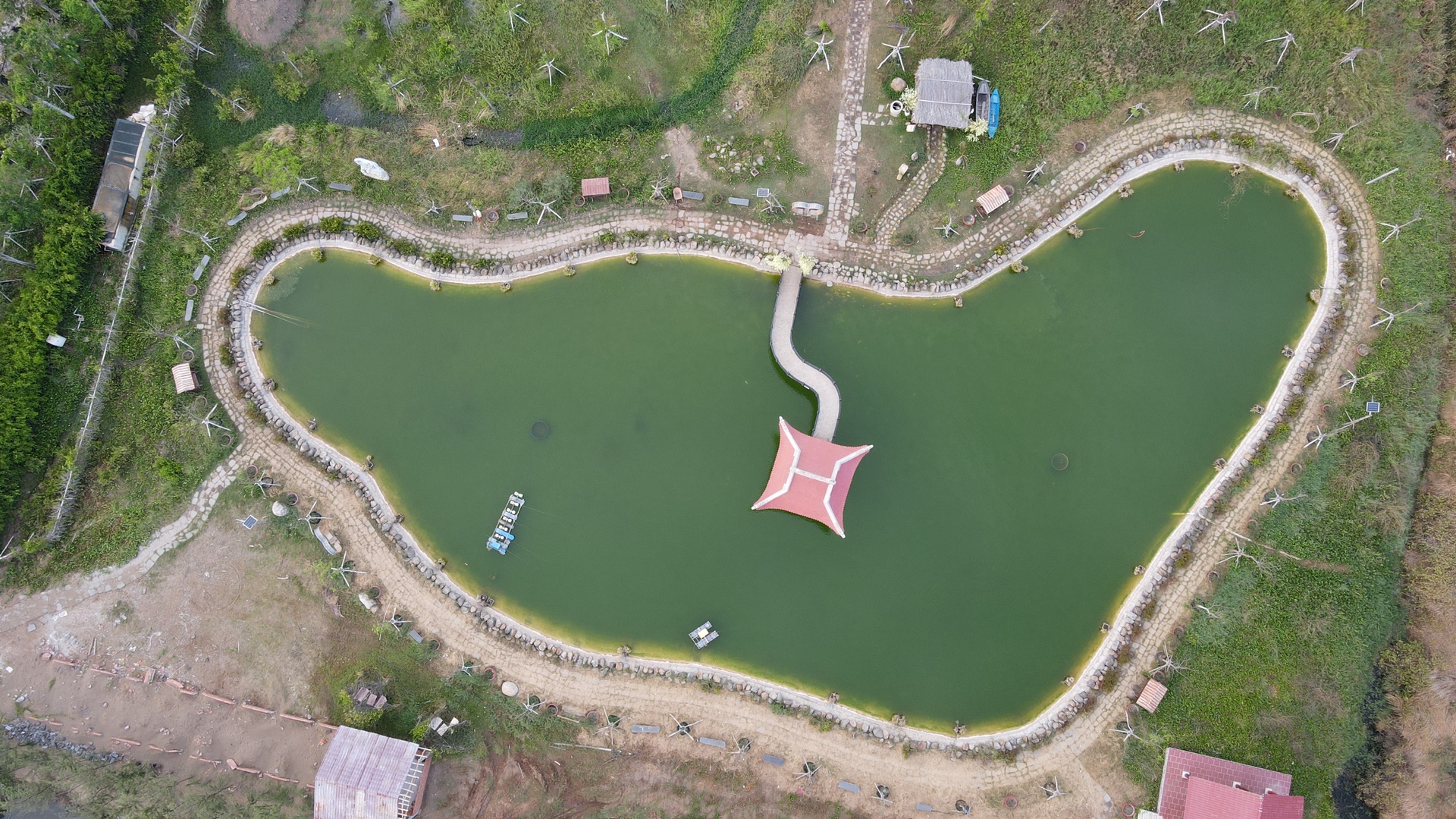 Khu vực hồ nước trong xanh với hình dáng giống trái tim. Cảnh quan này mang đến sự thanh tịnh, lý tưởng cho những ai muốn tìm một không gian yên tĩnh và hòa mình vào thiên nhiên.