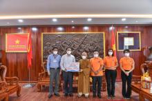 Chùa Giác Ngộ trao tặng trang thiết bị, vật tư y tế đến UBND huyện Bình Chánh