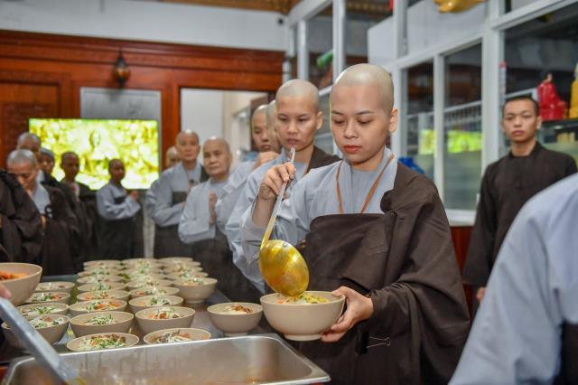 Bữa ăn sáng đầu tiên trong khóa tu "Xuất gia gieo duyên" (lần 7) tại chùa Giác Ngộ