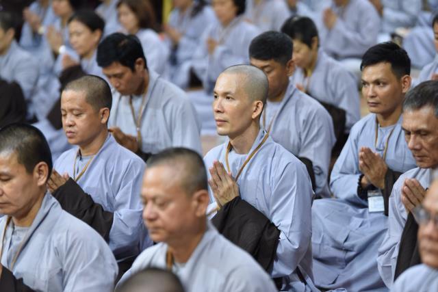 Xúc động giây phút cạo tóc cho gần 100 hành giả trong lễ khai mạc khóa tu "Xuất gia gieo duyên" lần 7 tại chùa Giác Ngộ