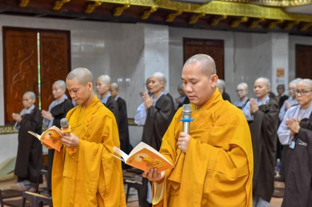 Chùm ảnh: Buổi lạy Phật đầu tiên trong khóa tu "Xuất gia gieo duyên" (lần 7)