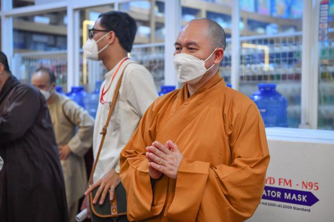 Phái đoàn Trung ương Giáo hội đã đến thăm chùa Giác Ngộ - nơi hiện đang hỗ trợ hơn ngàn phần thuốc và hàng trăm bình oxy mỗi ngày cho các F0