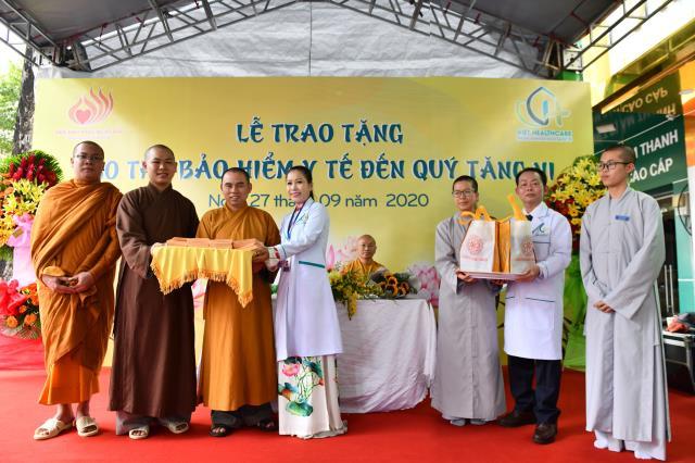 Trao tặng 250 thẻ bảo hiểm y tế cho chư Tôn đức Tăng Ni trường Cao - Trung cấp Phật học Đại Tòng Lâm