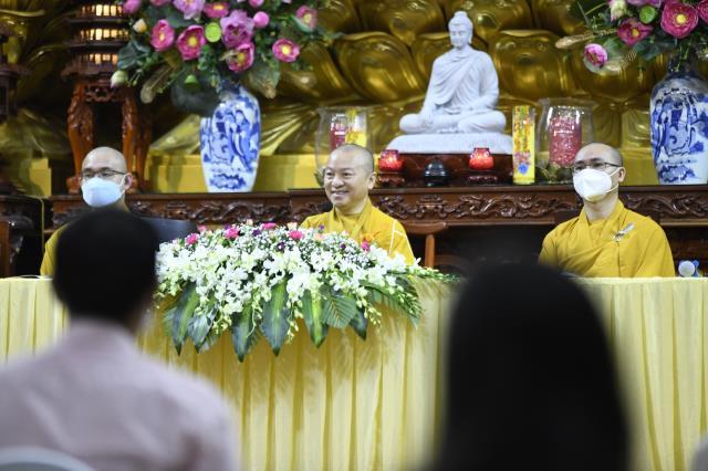 Trao nhẫn cho nhau trước điện Phật: Lễ hằng thuận của chú rể Văn Hoàn (PD. Thiên Tâm) và cô dâu Quỳnh Hoa (PD. Diệu Thiện)
