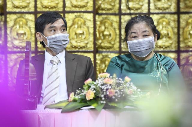 Chú rể Thanh Lâm (PD. Giác Ngộ) và cô dâu Ngọc Trang (PD. Chúc Nghiêm) nên nghĩa vợ chồng qua nghi thức hằng thuận