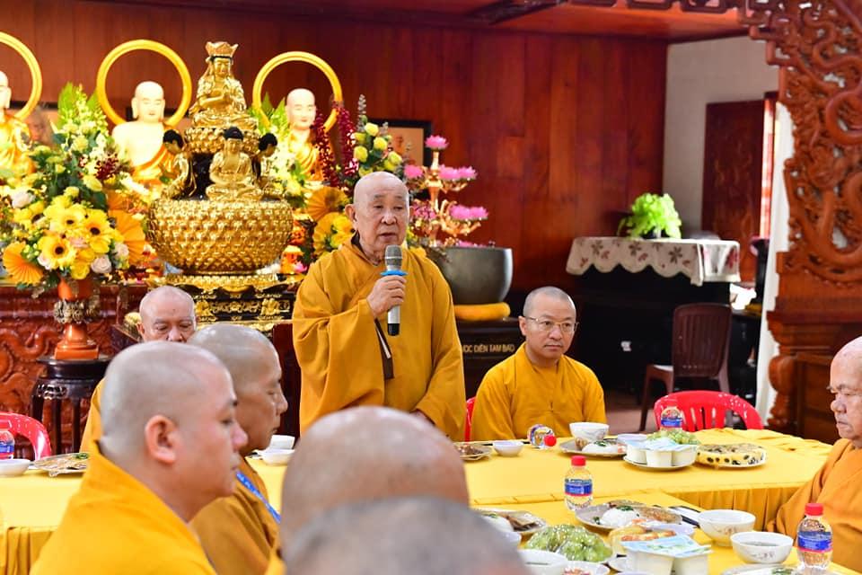 Quỹ Đạo Phật Ngày Nay trang nghiêm cúng dường chư Tăng quận 10 nhân lễ bố-tát tại Chùa Giác Ngộ