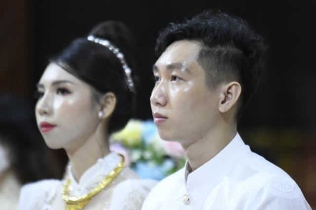 Chú rể Minh Tiến (PD. Minh Dũng) và cô dâu Ngân Trinh mở cửa hôn nhân từ lễ hằng thuận
