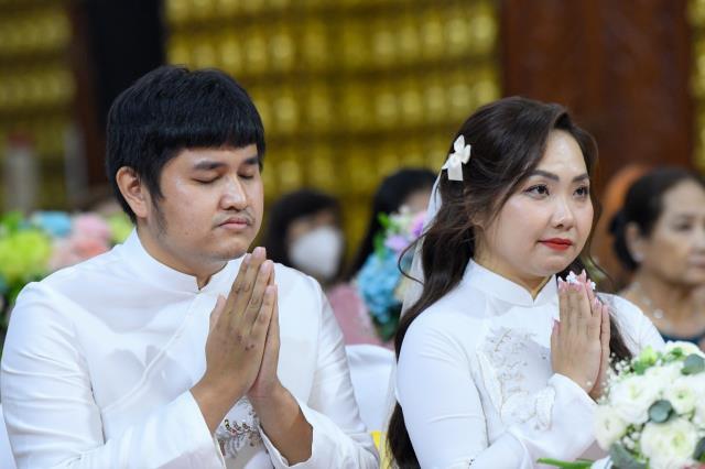 Chú rể Tấn Trung và cô dâu Phương Oanh tiến tới hôn nhân bằng nghi thức hằng thuận