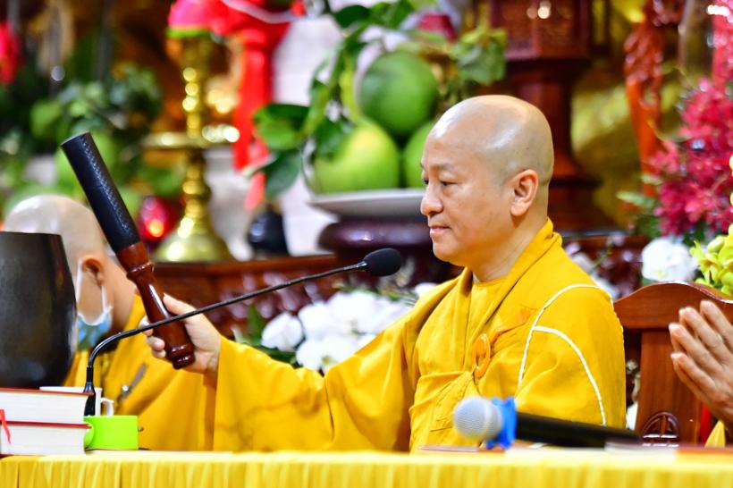 Gần 1.000 người thiện nam tín nữ làm con Phật vào Rằm tháng Giêng