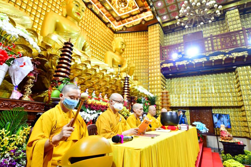 Gần 1.000 người thiện nam tín nữ làm con Phật vào Rằm tháng Giêng