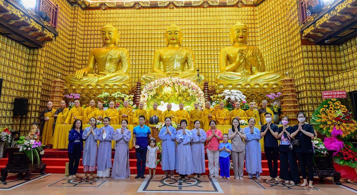 Đại lễ tưởng niệm đức Phật nhập Niết-bàn và mừng Ngày Tiếp nối lần thứ 54 của Sư phụ Thích Nhật Từ