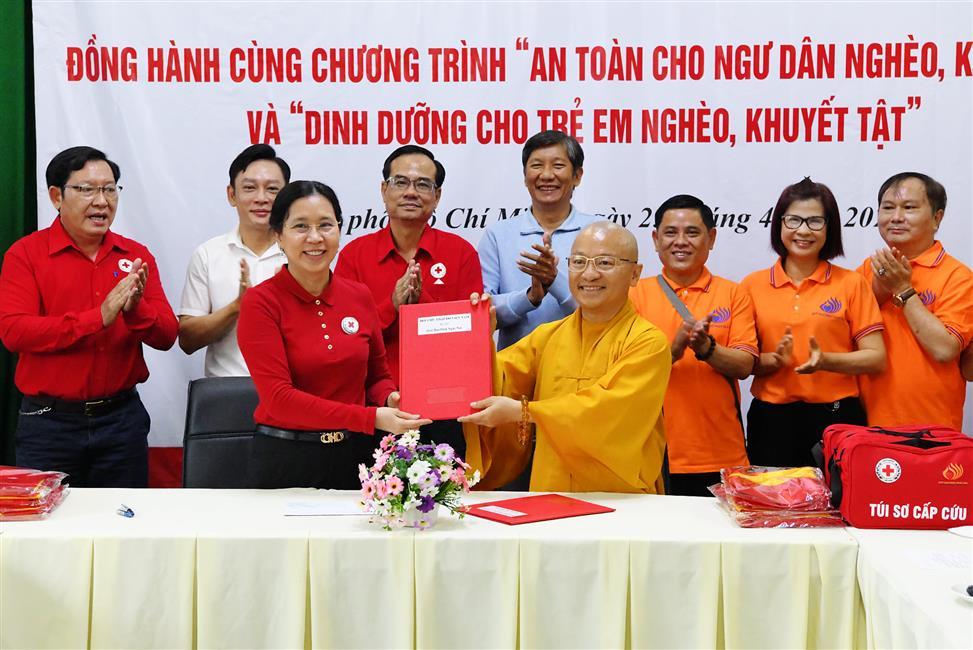 Quỹ ĐPNN ký kết dự án 5 năm cùng Trung ương Hội Chữ thập đỏ Việt Nam trao 7.000 túi sơ cấp cứu "Chung tay vì an toàn cho ngư dân nghèo, khó khăn"