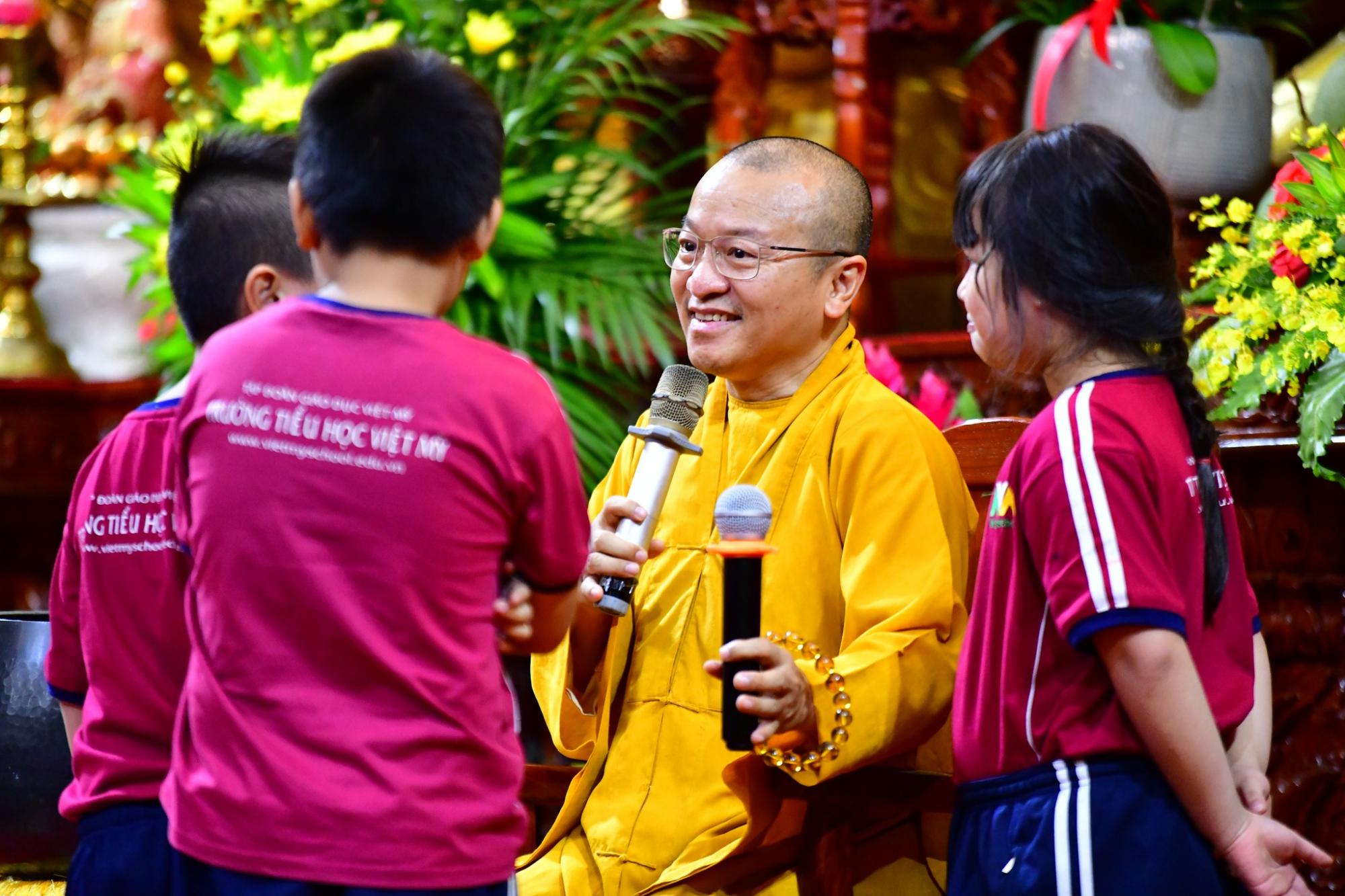 TT. Thích Nhật Từ gửi tặng 5 bài học từ đức Phật đến hơn 300 học sinh Trường Tiểu học Quốc tế Việt Mỹ