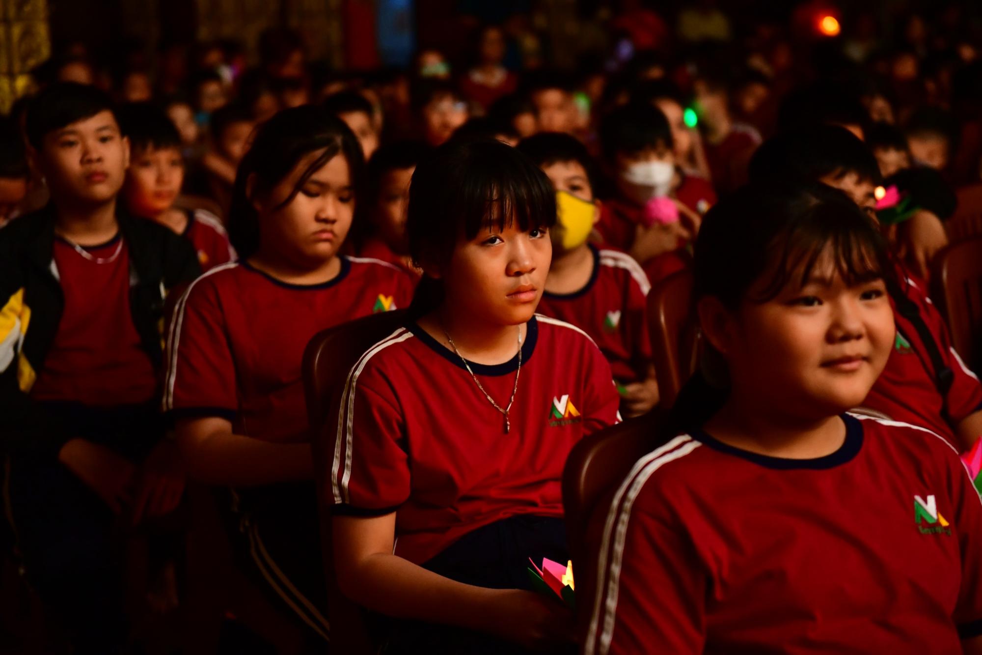 Hơn 300 học sinh Trường Tiểu học Quốc tế Việt Mỹ tham dự "Lễ thắp nến tri ân cha mẹ"