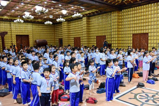 Khóa tu Búp sen từ bi: Hành giả nhí tự tay làm thiệp nhân Ngày Nhà giáo Việt Nam 20 -11 sắp tới