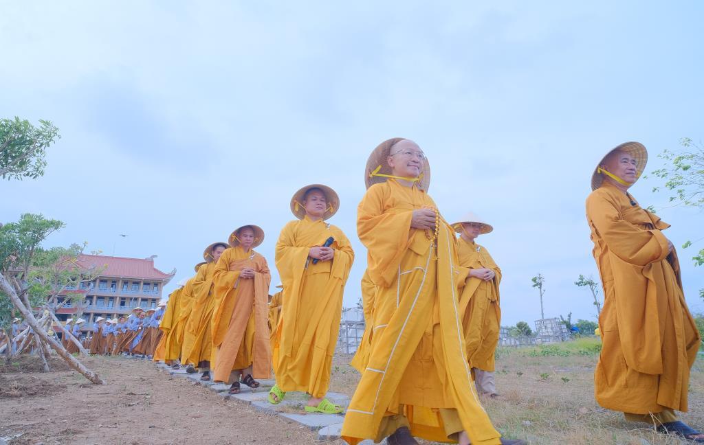 Hình ảnh buổi thiền hành trong ngày đầu tiên diễn ra khóa tu Xuất gia gieo duyên tại chùa Quan Âm Đông Hải (Sóc Trăng)