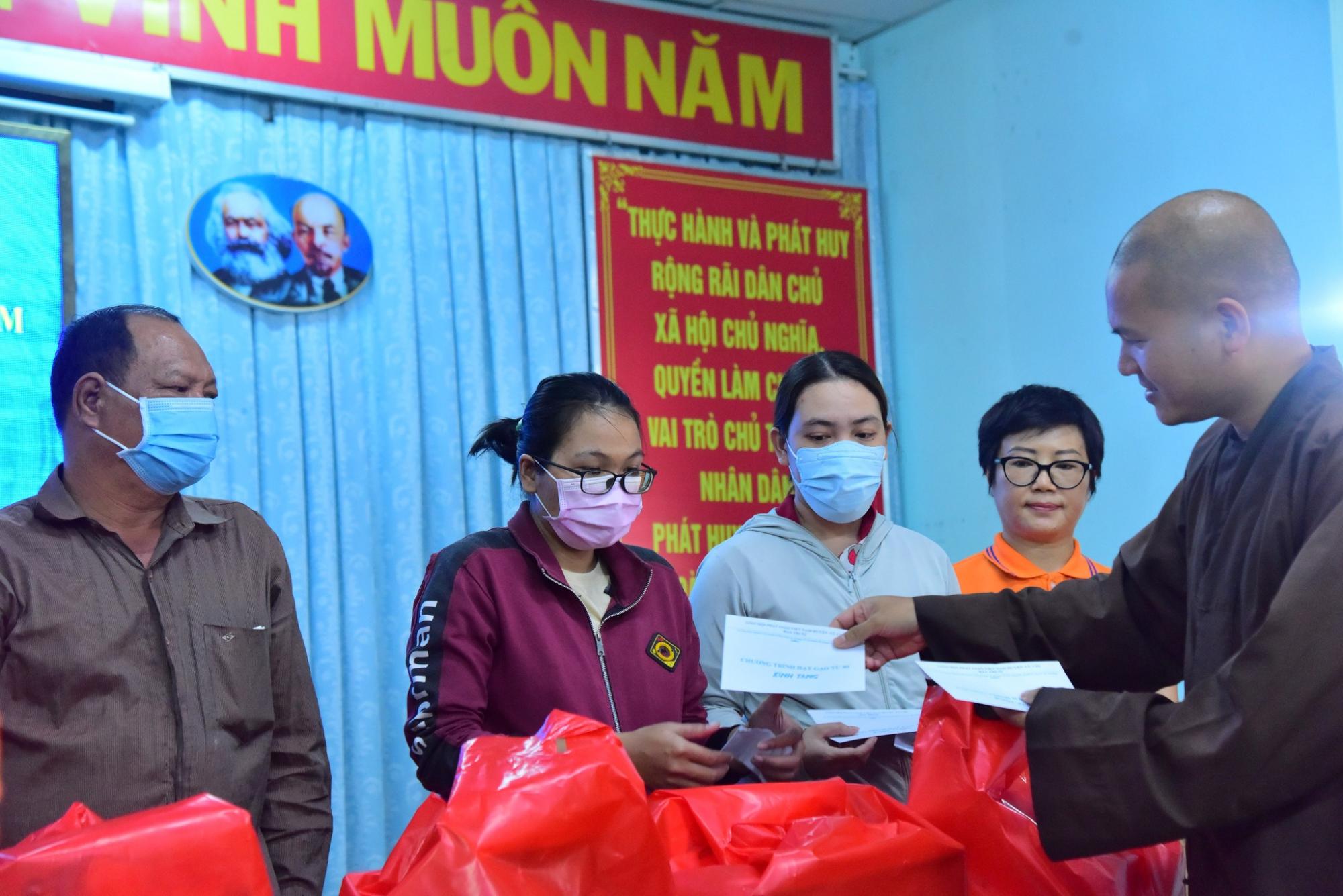 Quỹ Đạo Phật Ngày Nay trao 300 phần quà cho các hộ khó khăn tại xã Phước Vĩnh An huyện Củ Chi