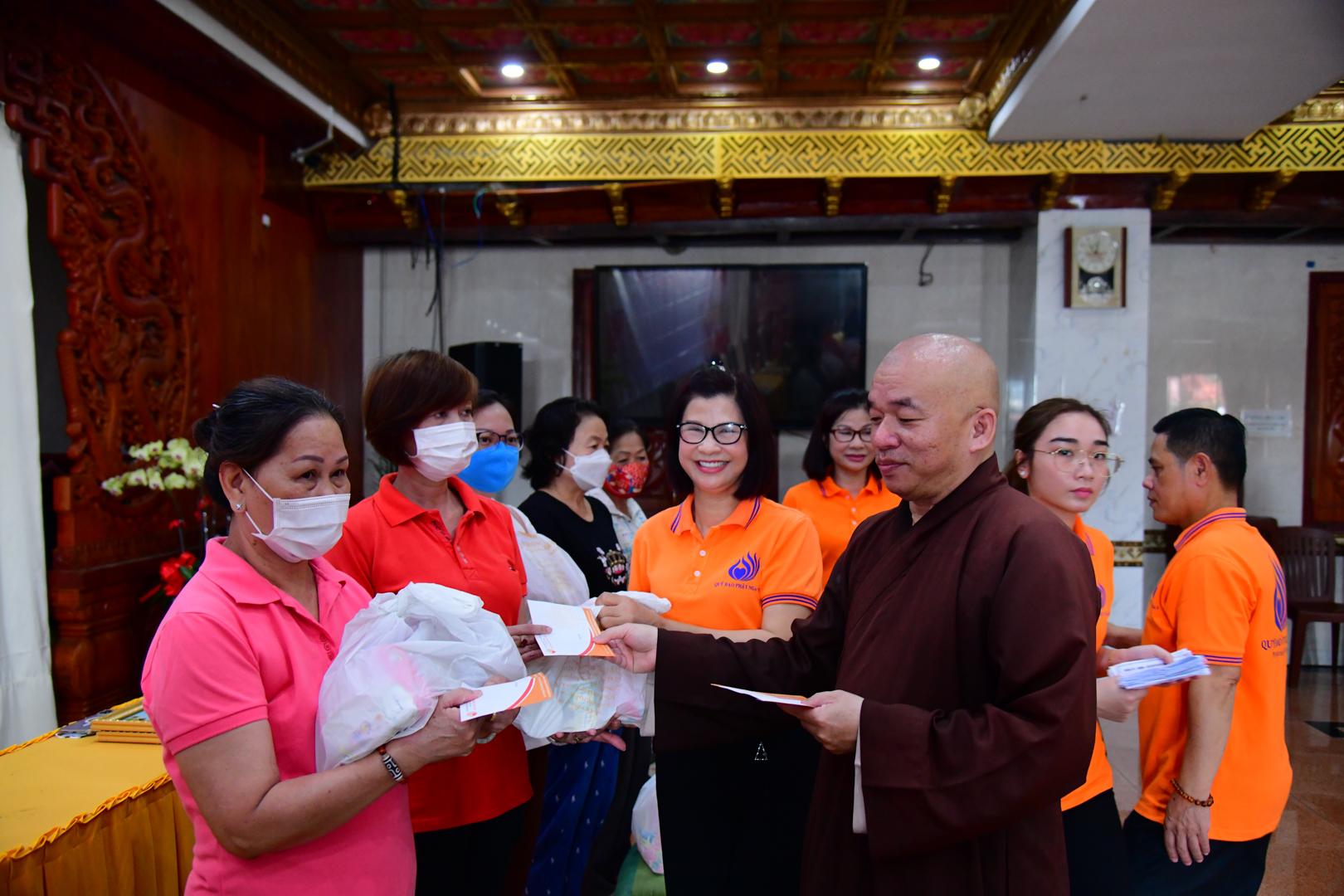 Chùa Giác Ngộ, Qũy Đạo Phật Ngày Nay mang xuân đến với 200 bà con khó khăn tại phường 2 quận 10