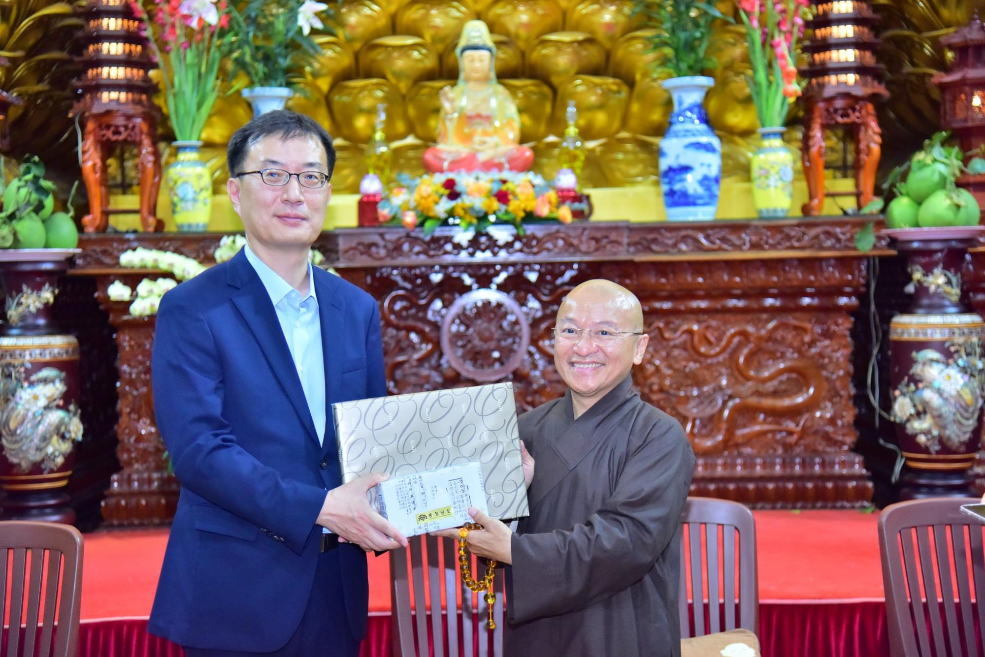 Tỉnh trưởng tỉnh Chungcheongnam (Hàn Quốc) thăm chùa Giác Ngộ
