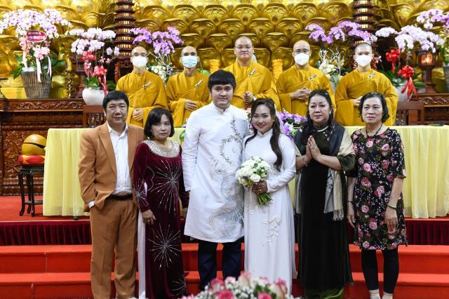 Chú rể Tấn Trung và cô dâu Phương Oanh tiến tới hôn nhân bằng nghi thức hằng thuận