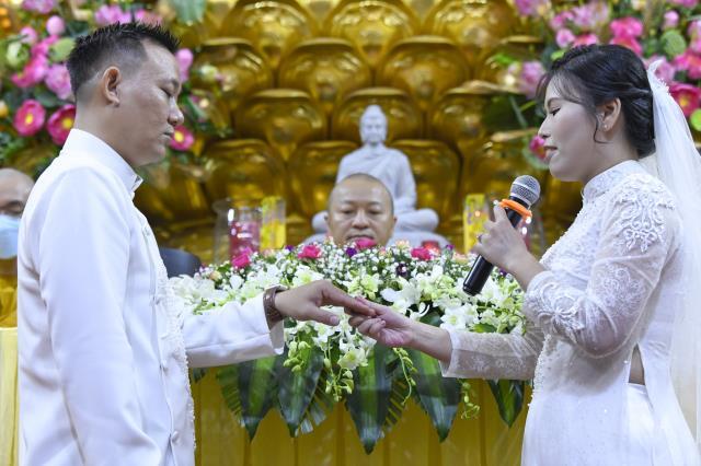Trao nhẫn cho nhau trước điện Phật: Lễ hằng thuận của chú rể Văn Hoàn (PD. Thiên Tâm) và cô dâu Quỳnh Hoa (PD. Diệu Thiện)