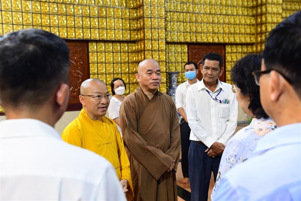Đoàn Ủy ban MTTQ Việt Nam TP.HCM thăm chùa Giác Ngộ nhân Lễ Phật đản PL.2566
