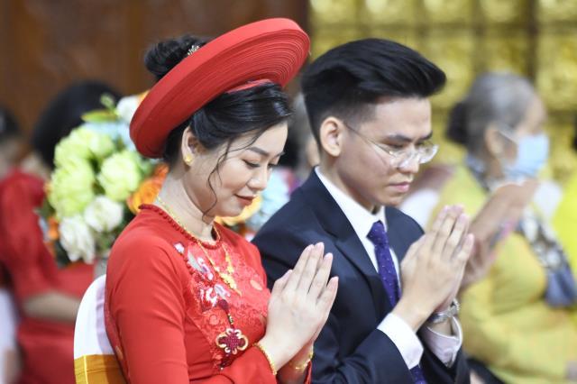 Chú rể Thanh Lâm (PD. Giác Ngộ) và cô dâu Ngọc Trang (PD. Chúc Nghiêm) nên nghĩa vợ chồng qua nghi thức hằng thuận