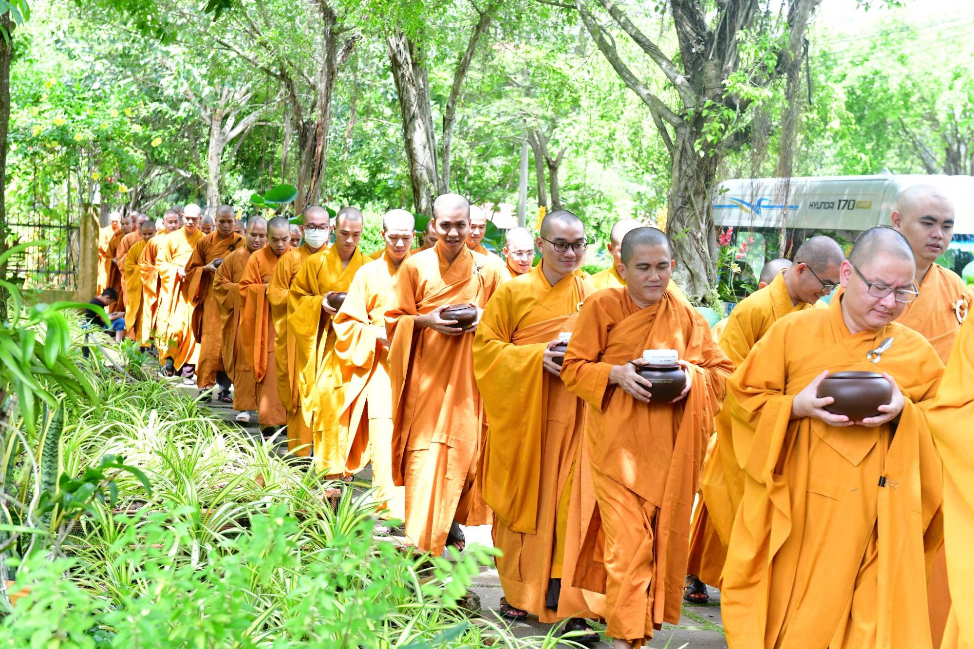 Phái đoàn Phật giáo tỉnh Đồng Tháp cúng dường 650 triệu đồng tại Trường hạ Học viện PGVN tại Tp. HCM