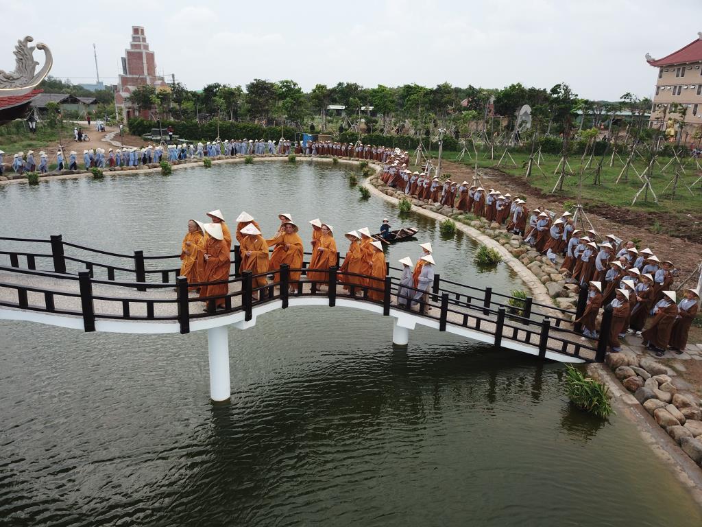 Hình ảnh buổi thiền hành trong ngày đầu tiên diễn ra khóa tu Xuất gia gieo duyên tại chùa Quan Âm Đông Hải (Sóc Trăng)