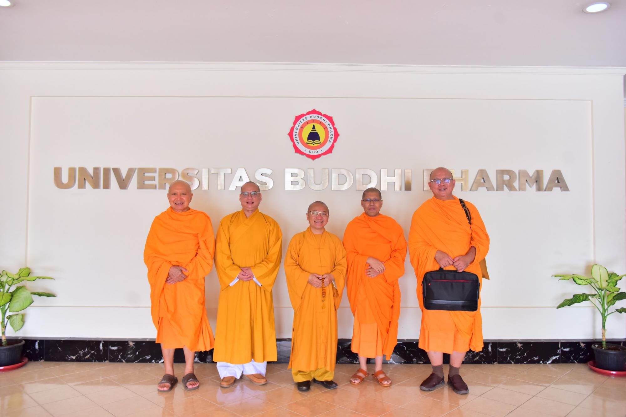 Thượng tọa Thích Nhật Từ trình bày tham luận tại “Hội thảo Quốc tế về Phát triển và bảo tồn di tích Phật giáo”