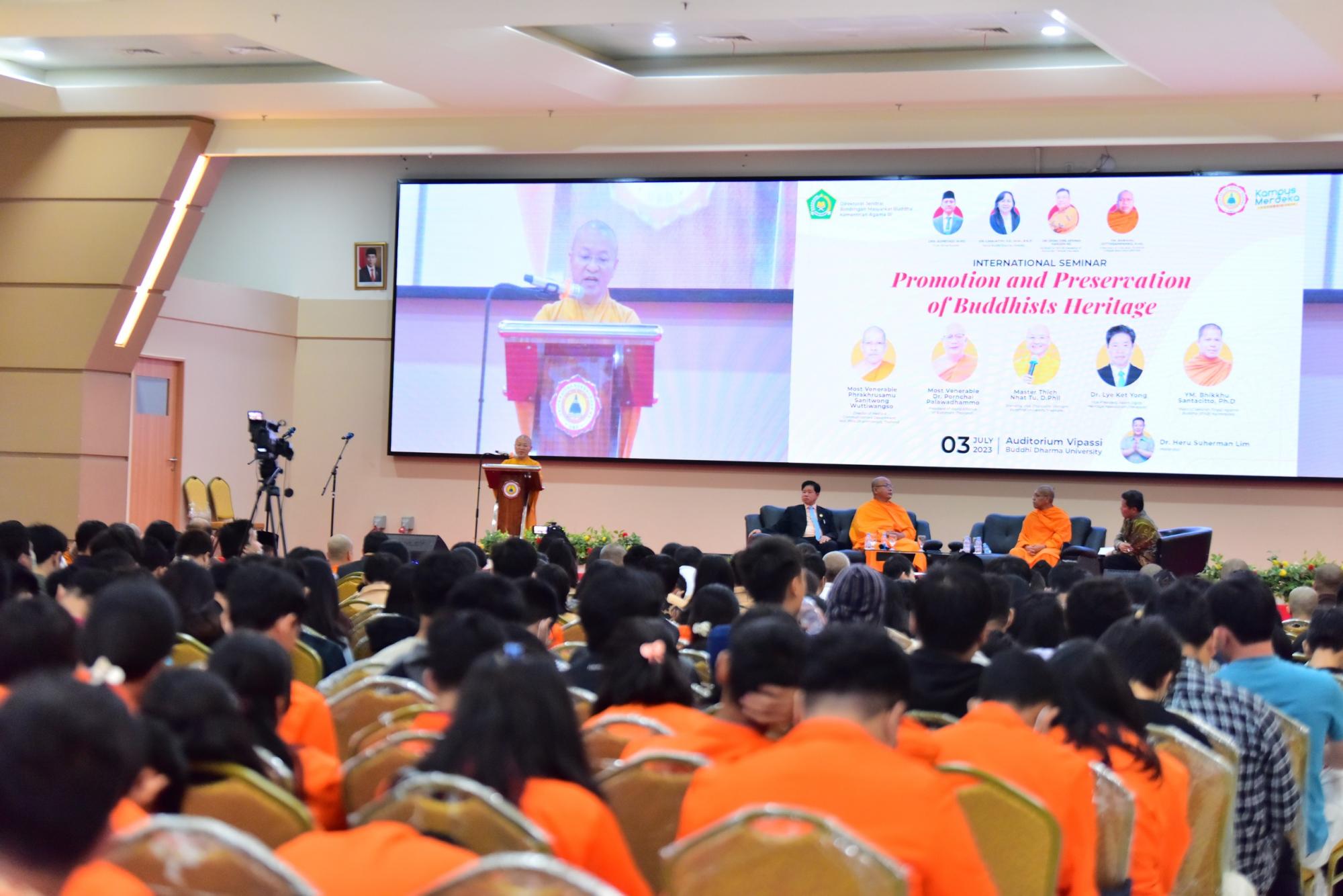 Thượng tọa Thích Nhật Từ trình bày tham luận tại “Hội thảo Quốc tế về Phát triển và bảo tồn di tích Phật giáo”