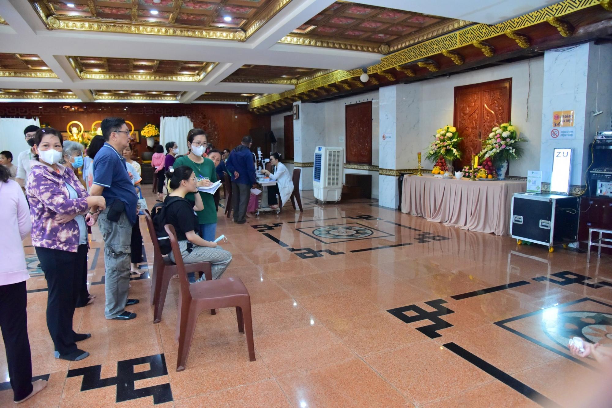 Bệnh viện Mắt Sài Gòn thăm khám mắt miễn phí tại chùa Giác Ngộ