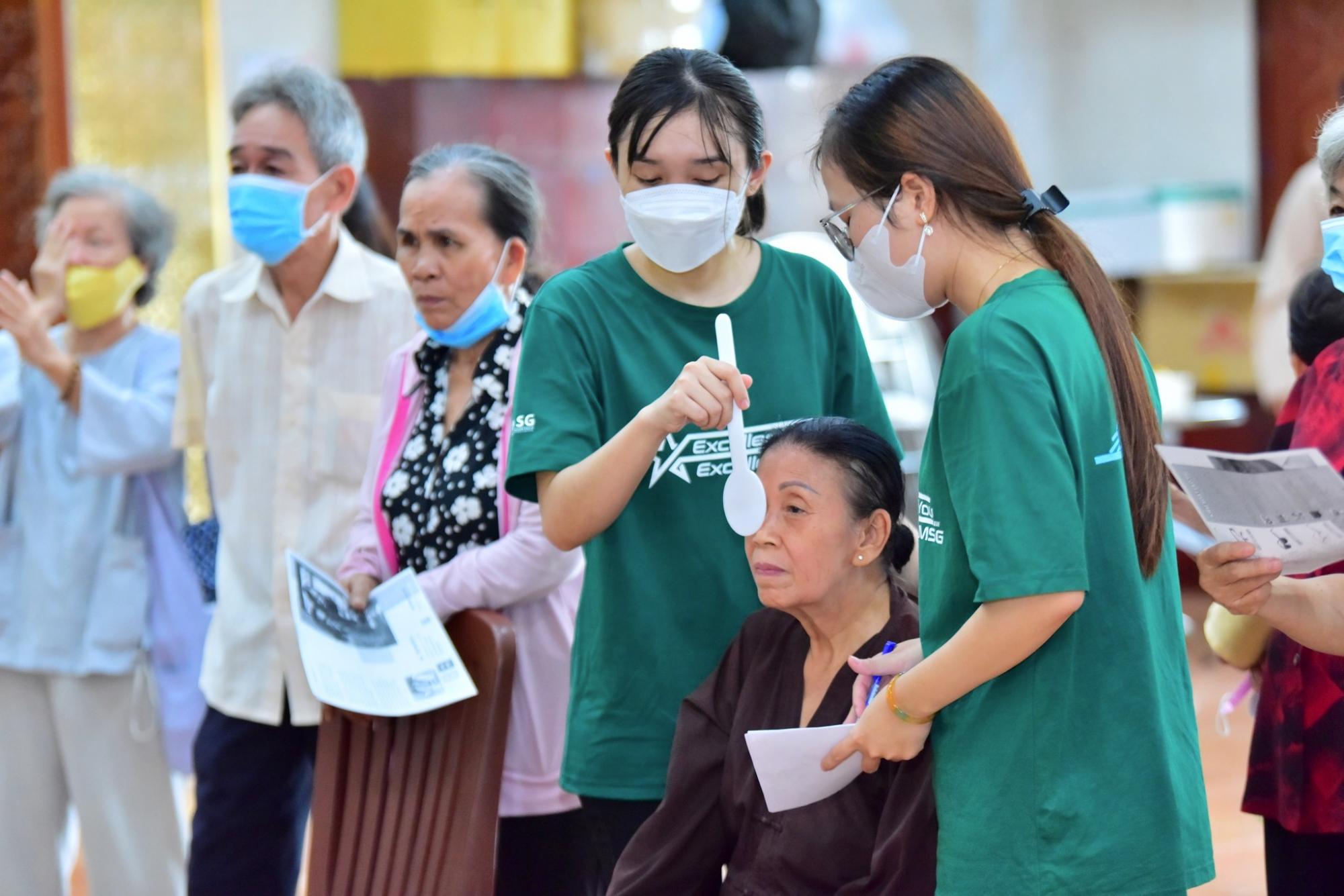 Bệnh viện Mắt Sài Gòn thăm khám mắt miễn phí tại chùa Giác Ngộ