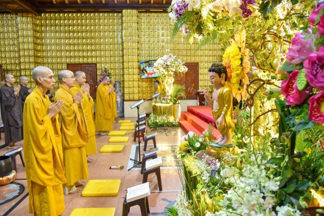 Chùa Giác Ngộ: Bắt đầu “lạy vạn Phật” trong mùa An cư kiết hạ PL.2565 - DL.2021