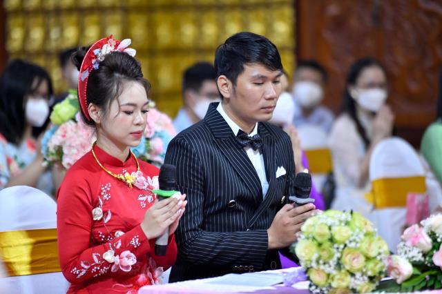 Lễ hằng thuận của chú rể Đình Lợi và cô dâu Hiếu Hòa tại điện Phật chùa Giác Ngộ