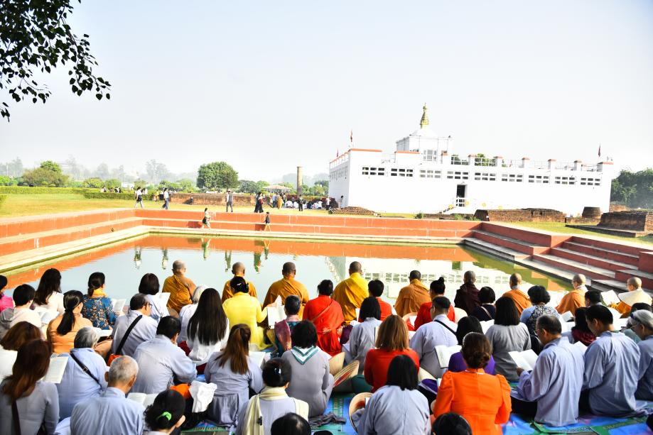 Chùa Thánh mẫu Maya và hồ thiêng, nơi tượng trưng cho sự tinh khiết và thiêng liêng ngày Phật đản sanh