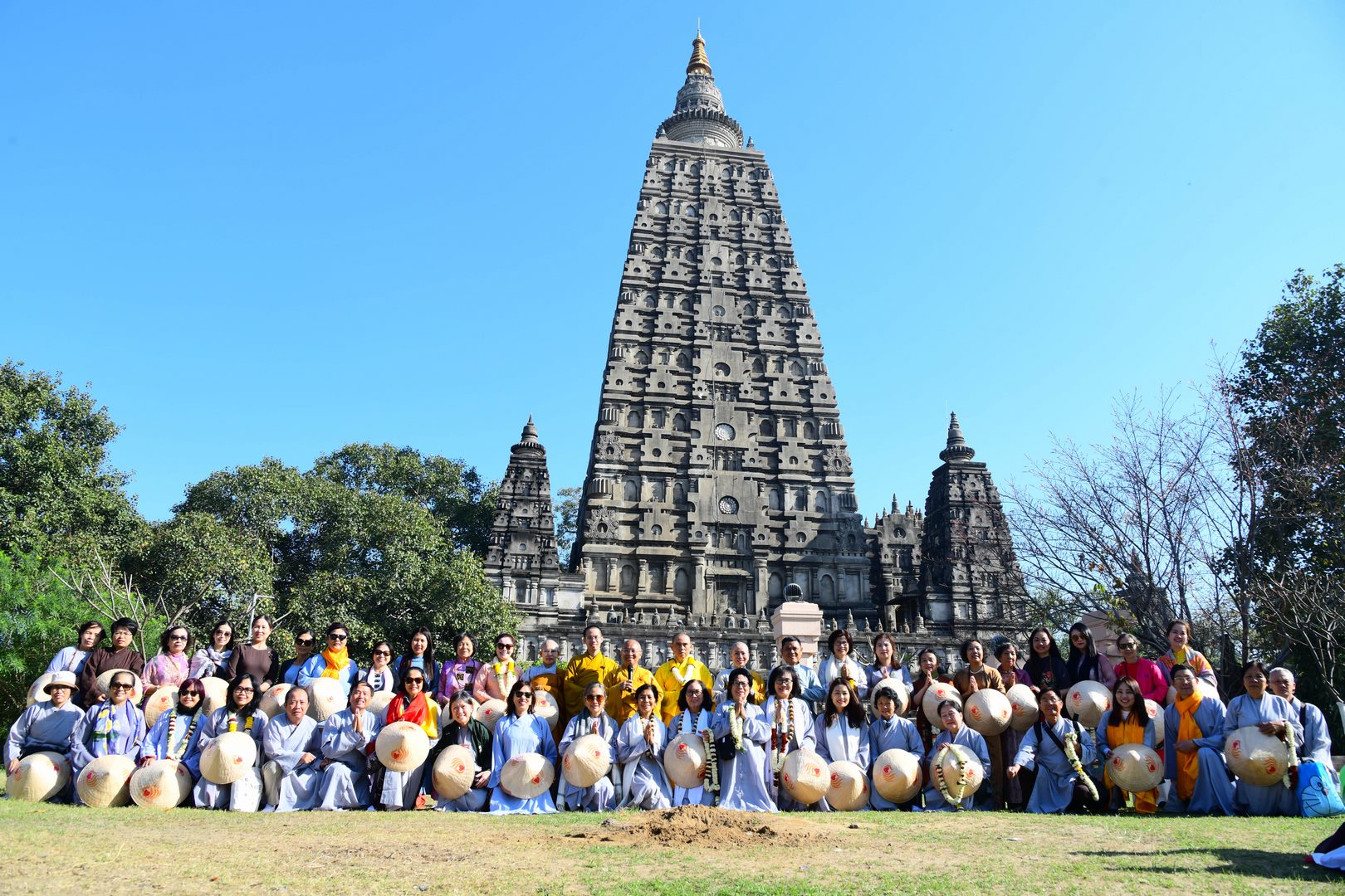 Bảo tháp Đại Giác Ngộ tại Bồ Đề Đạo Tràng, với ánh sáng mặt trời chiếu rọi, cội Bồ Đề phía trướ