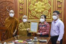 Đoàn Ủy ban MTTQ Việt Nam TP.HCM tặng thư cảm ơn cho Chùa Giác Ngộ vì những hoạt động tích cực trong mùa dịch