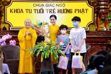 Nghệ sĩ hài Lâm Vỹ Dạ nghẹn ngào chia sẻ về mẹ trong talkshow “Vì sao tôi theo đạo Phật” tại chùa Giác Ngộ