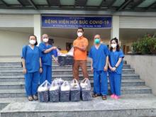 200 hộp cơm nghĩa tình được mang đến cho tình nguyện viên tại Bệnh viện Hồi sức Covid-19