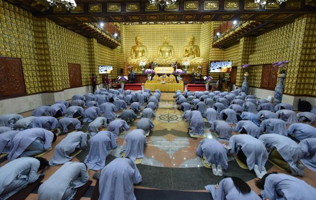 Xúc động giây phút cạo tóc cho gần 100 hành giả trong lễ khai mạc khóa tu "Xuất gia gieo duyên" lần 7 tại chùa Giác Ngộ