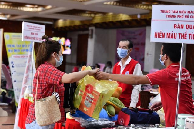 Hơn 1.000 người tham gia hiến máu nhân đạo vào 2 ngày cuối tuần tại chùa Giác Ngộ