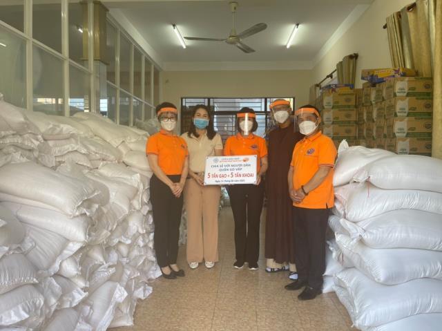 Quỹ ĐPNN chia sẻ 10 tấn gạo và 10 tấn khoai với người dân quận Gò Vấp và quận 12 trong thời gian giãn cách xã hội do dịch Covid-19
