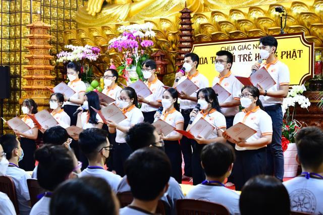 Người trẻ về chùa tham dự khóa tu