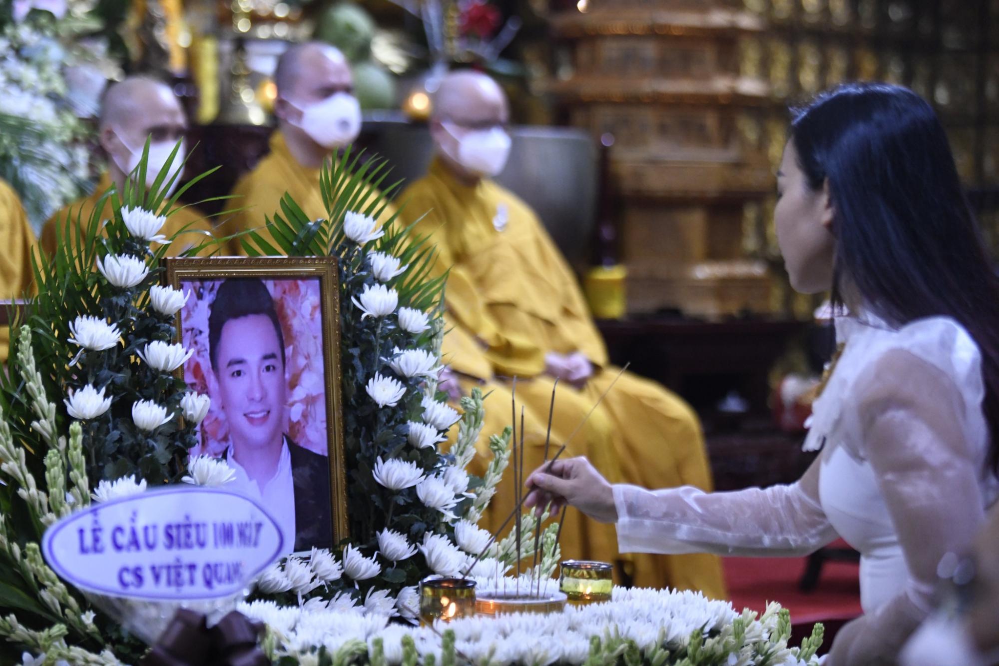 Chùa Giác Ngộ tổ chức lễ cầu siêu cố ca sĩ Việt Quang nhân dịp tròn 100 ngày mất