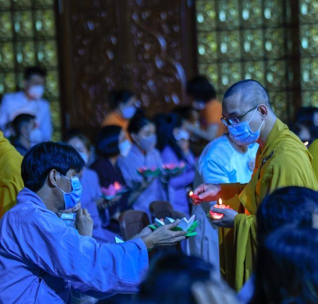 Sáng rực và ấm áp những ngọn lửa trí tuệ - tình thương trong lễ kỷ niệm ngày Phật thành đạo tại chùa Giác Ngộ
