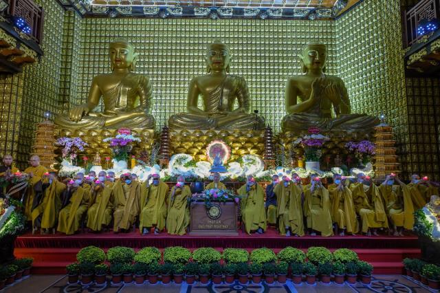 Sáng rực và ấm áp những ngọn lửa trí tuệ - tình thương trong lễ kỷ niệm ngày Phật thành đạo tại chùa Giác Ngộ